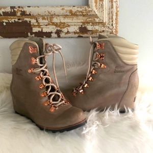 SOREL HOLIDAY CONQUEST ROSEGOLD WEDGE BOOT SZ 9